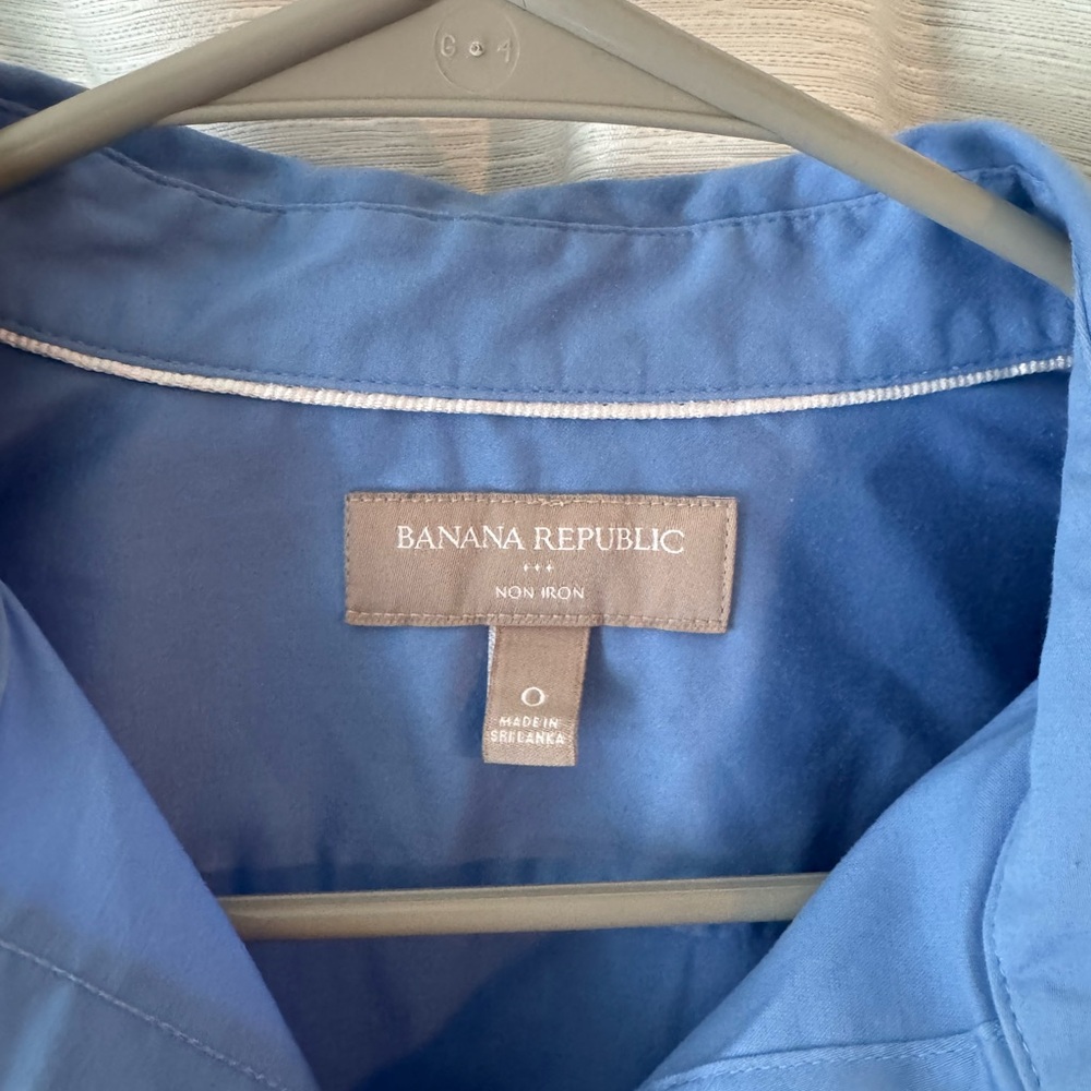 Banana Republic No-Iron Blue Button-Up Blouse - Picture 2 of 4